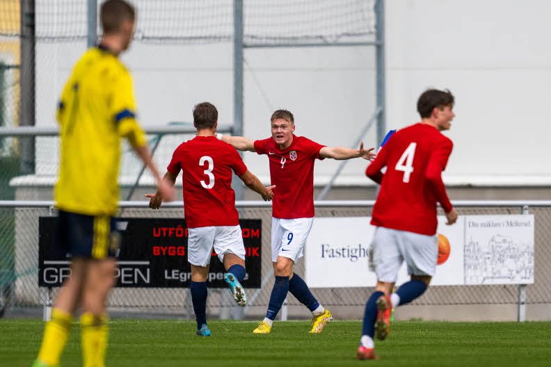 Erik Flataker jublar etter scoring for Norge G18