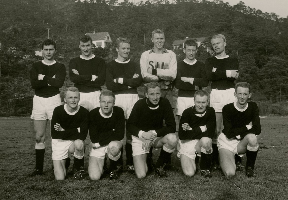 Draktene våre var svarte når ein rykka opp til 3. divisjon i 1964!