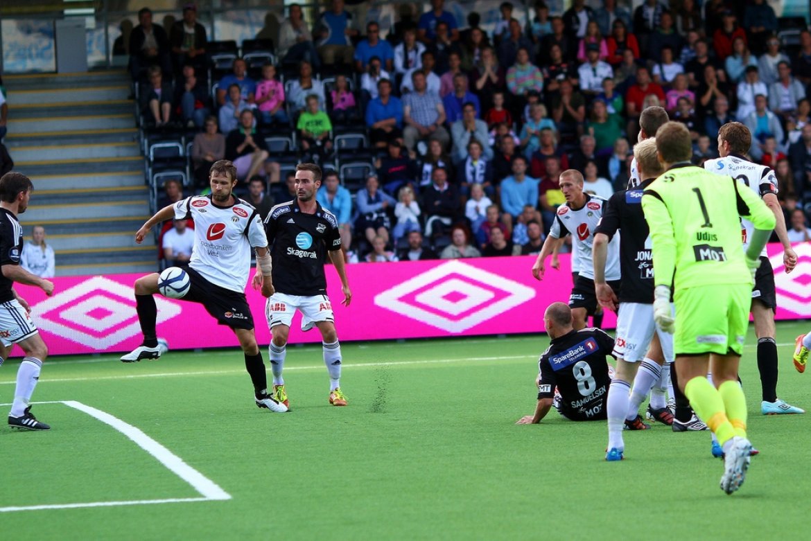 Alle mann i angrep, og Hannu får alle sjansars mor - ballen høgt over