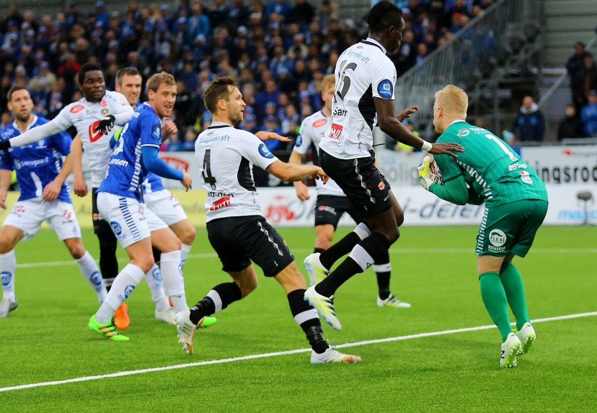 Arild Østbø snappar ballen foran Baba og Hannu - Mot Sarpsborg 08 2016