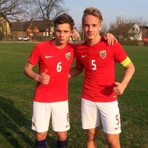 Johan og Erik Tobias Sandberg etter kampen mot Israel tidlegare i veka