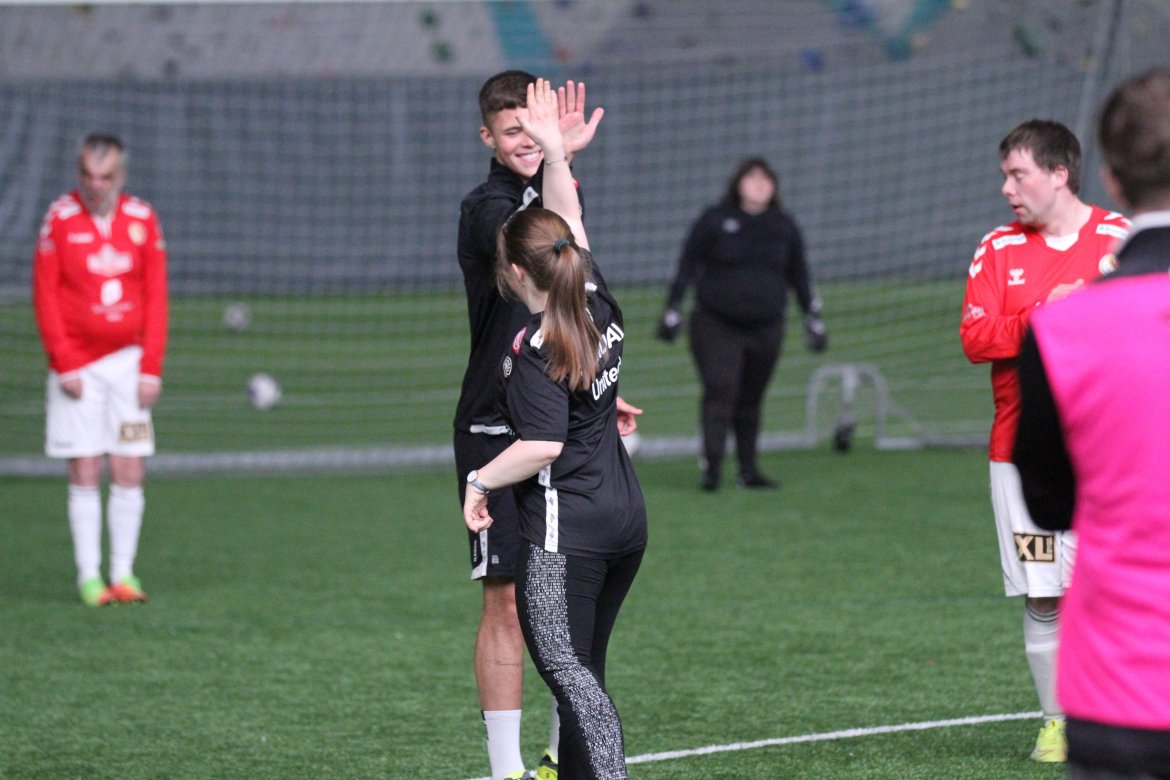 Ida Solheim scora og tek high-five med Óskar