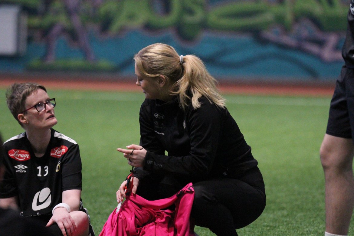 Spelarane følgjer godt med når Marianne snakkar