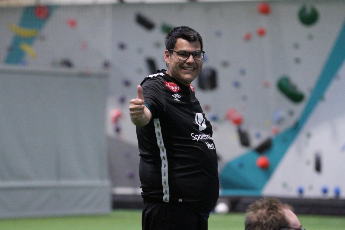 Espen Klepzig gir tommel opp etter ei god fotballøkt