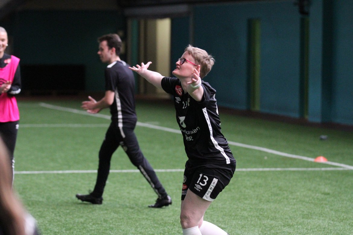 Anne Fischer jublar etter scoring mot Stryn United