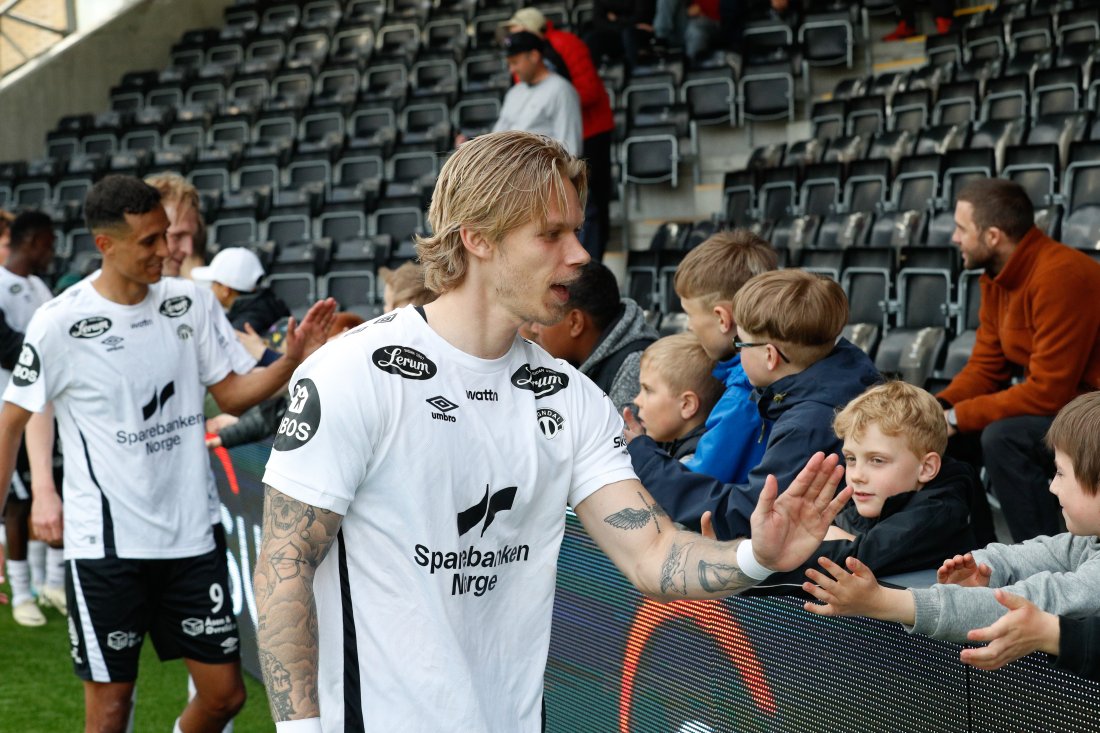 Sebastian Pedersen og Oliver Hintsa takkar Juniorsvingen for heiinga