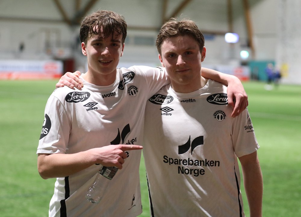 Theo Westgård (t.v.) og Hans Pedersen Grønningsæter har begge fått sjansen i treningskampar for Sogndal Fotball A-lag i januar (foto: haugenfotball.no).