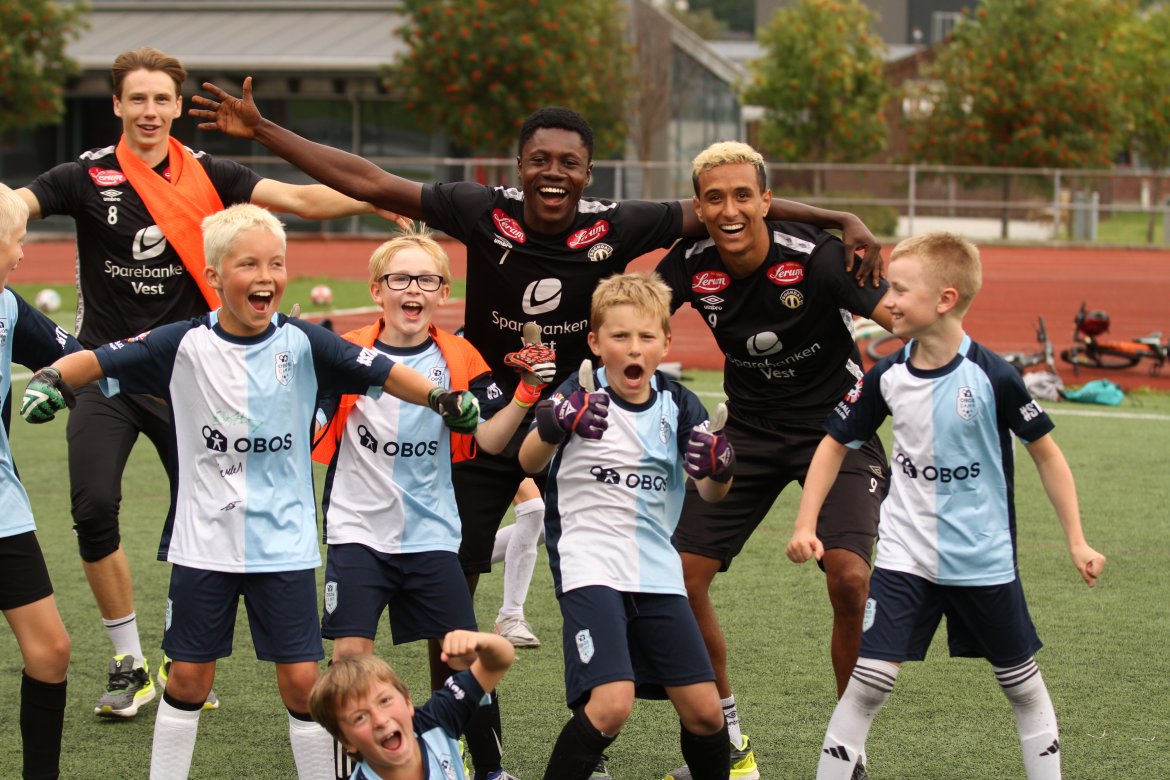 Jubel etter at Edmund sikra sigeren i straffesparkkonkurransen!
