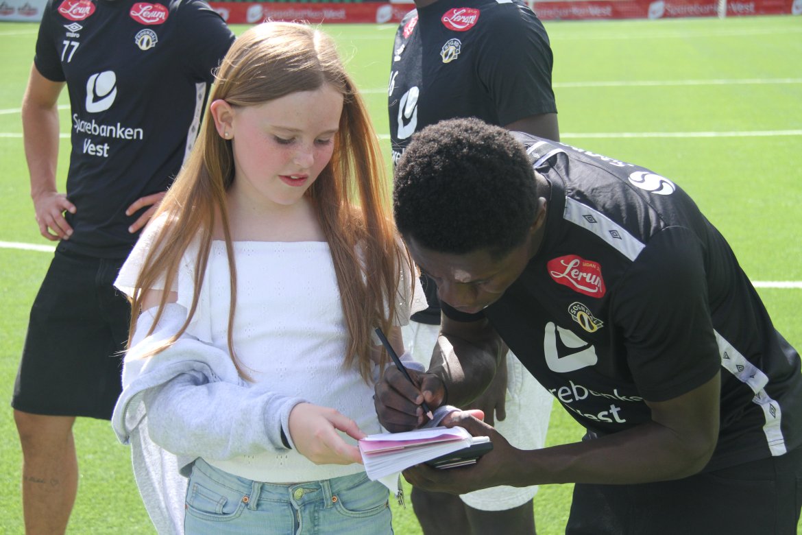 Edmund har skrive mange autografar i Sogndal