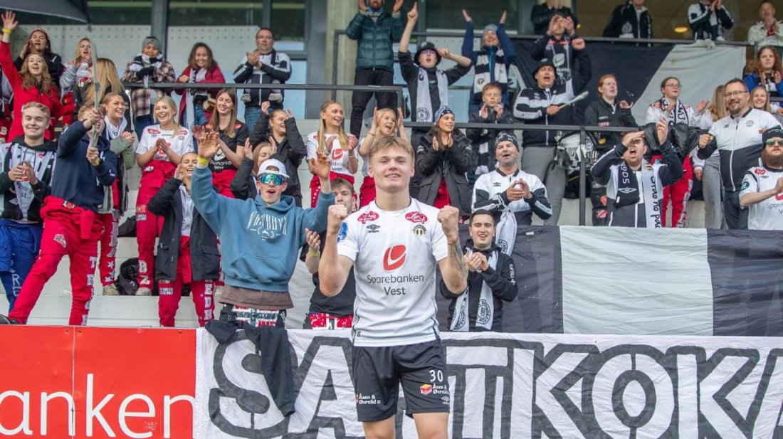 Erik Flataker saman med russen og Saftkokaradn i 2023!