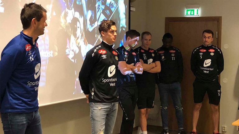 Sponsorfrukost presentasjon av spelarar ved Eirik Bakke