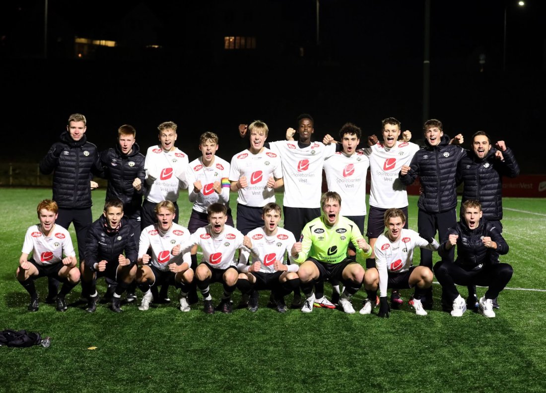 Trenarane Martin Natvig t.v. og Kristian Ask t.h. vart Kretsmeistrar med G15/17 (05 og 06). Fleire av desse har utmerka seg også i seniorfotballen.