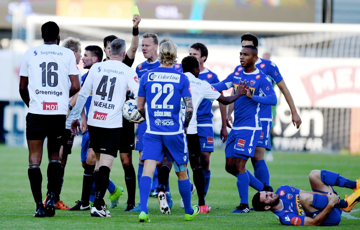 Tidvis småampert på bana, her får Kjetil gult kort